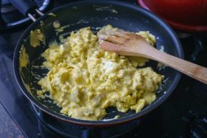 Mix the eggs with the hollandaise sauce.