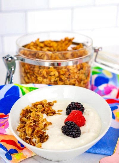 Close up picture of Crock Pot Greek yogurt.