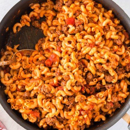 An overhead picture of the finished American Goulash in the pan.