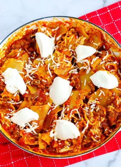 Overhead picture of the finished lasagna skillet.