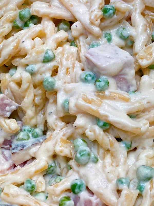 Alfredo sauce with pasta, peas, and ham.