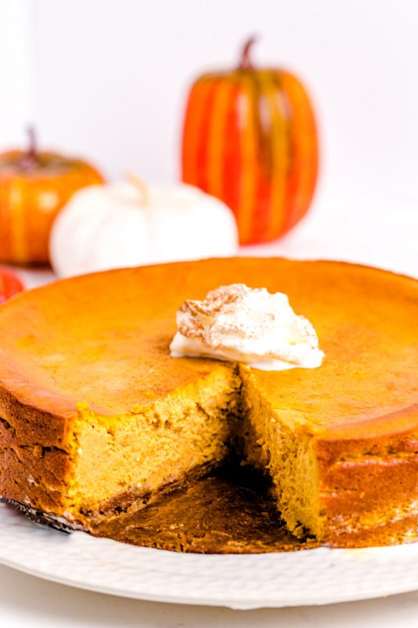 A picture of what the inside of the cheesecake looks like with a slice taken out of it.