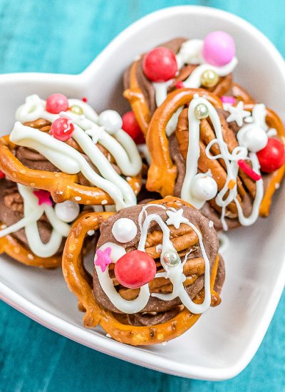 A close up picture of the finished Polo Pretzel Turtles.
