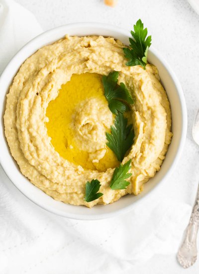 An overhead picture fo the finished easy hummus recipe.