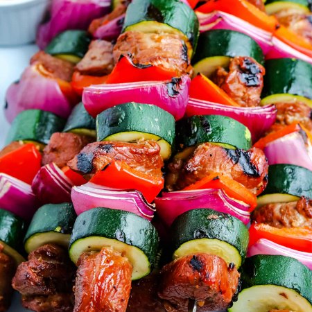 A close up overhead picture of the finished pork shish kabob.