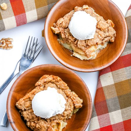 An overhead picture of the finished apple crisp recipe.