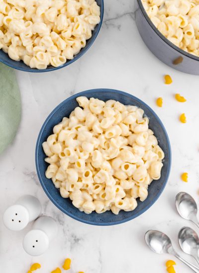 An overhead picture of the finished Panera Mac and Cheese in blue bowls and in the cooking pot.