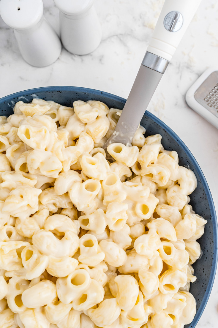 An overhead picture of the finished Panera Mac and Cheese in a blue serving bowl.