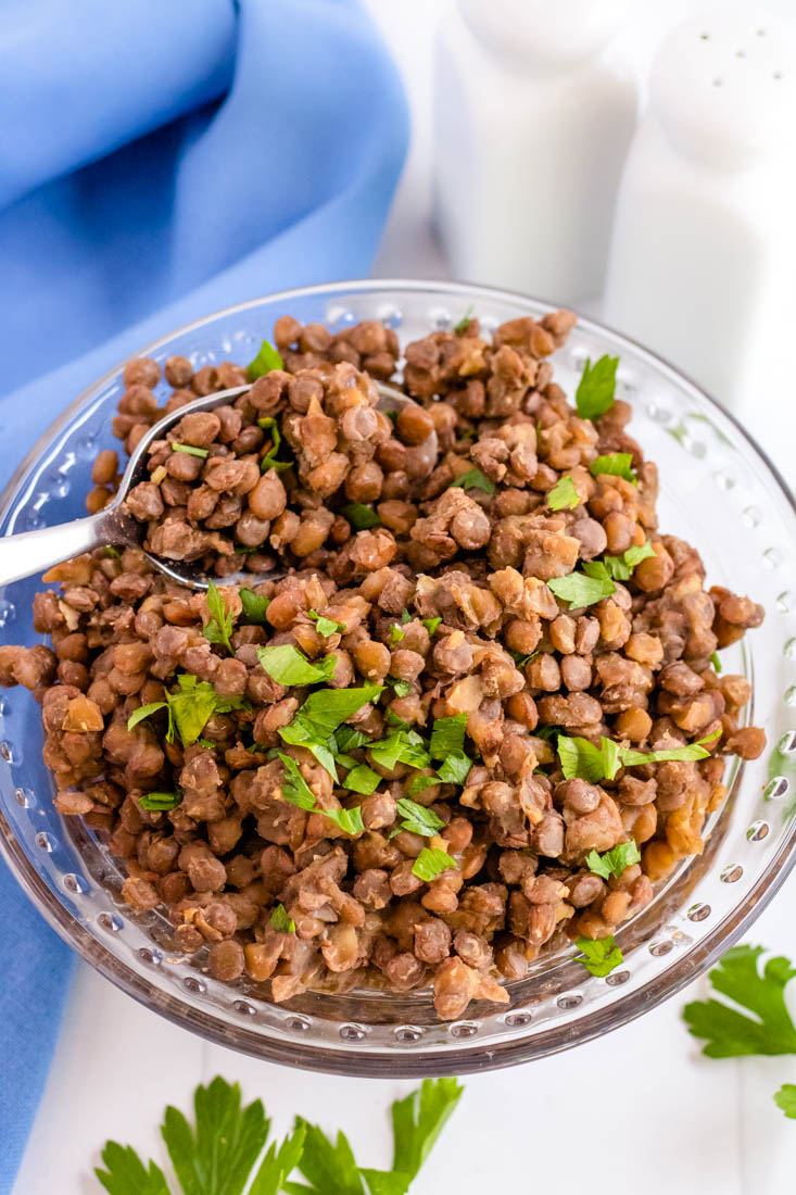 An overhead picture of the finished lentils in a serving bowl.