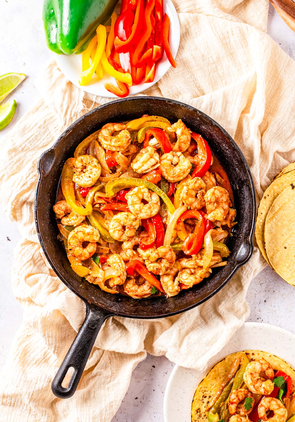 An overhead picture of the finished Shrimp Fajita recip.