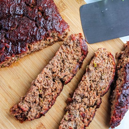 A close up picture of meatloaf that's been smoked.