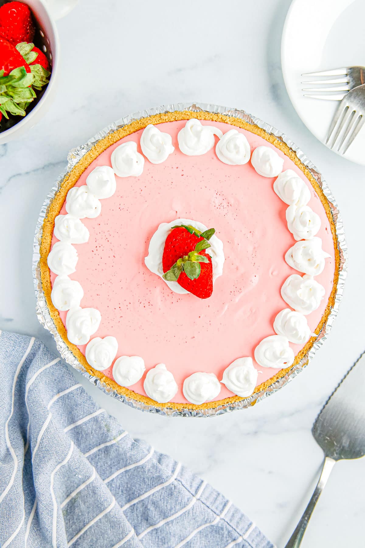 An overhead picture of the finished Strawberry Jello Pie.